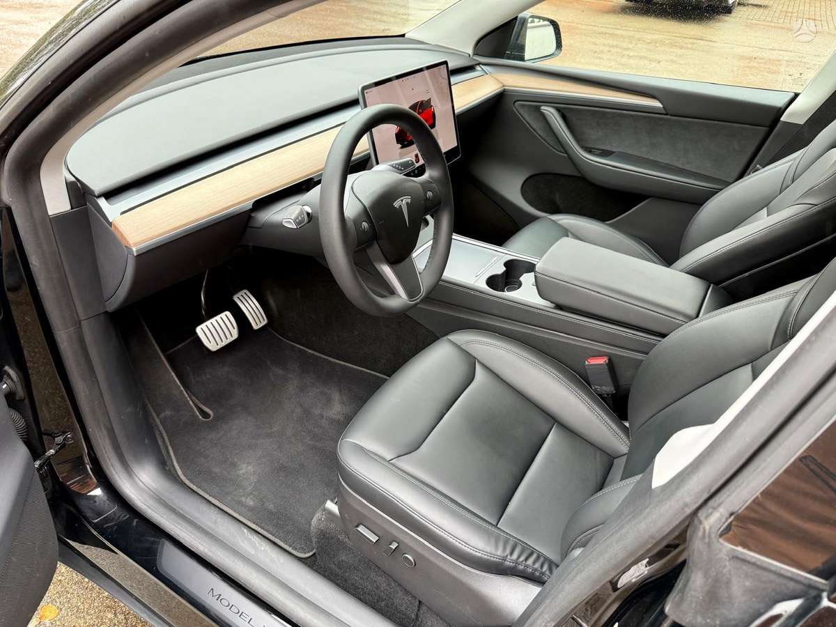 Tesla Model Y, hatchback