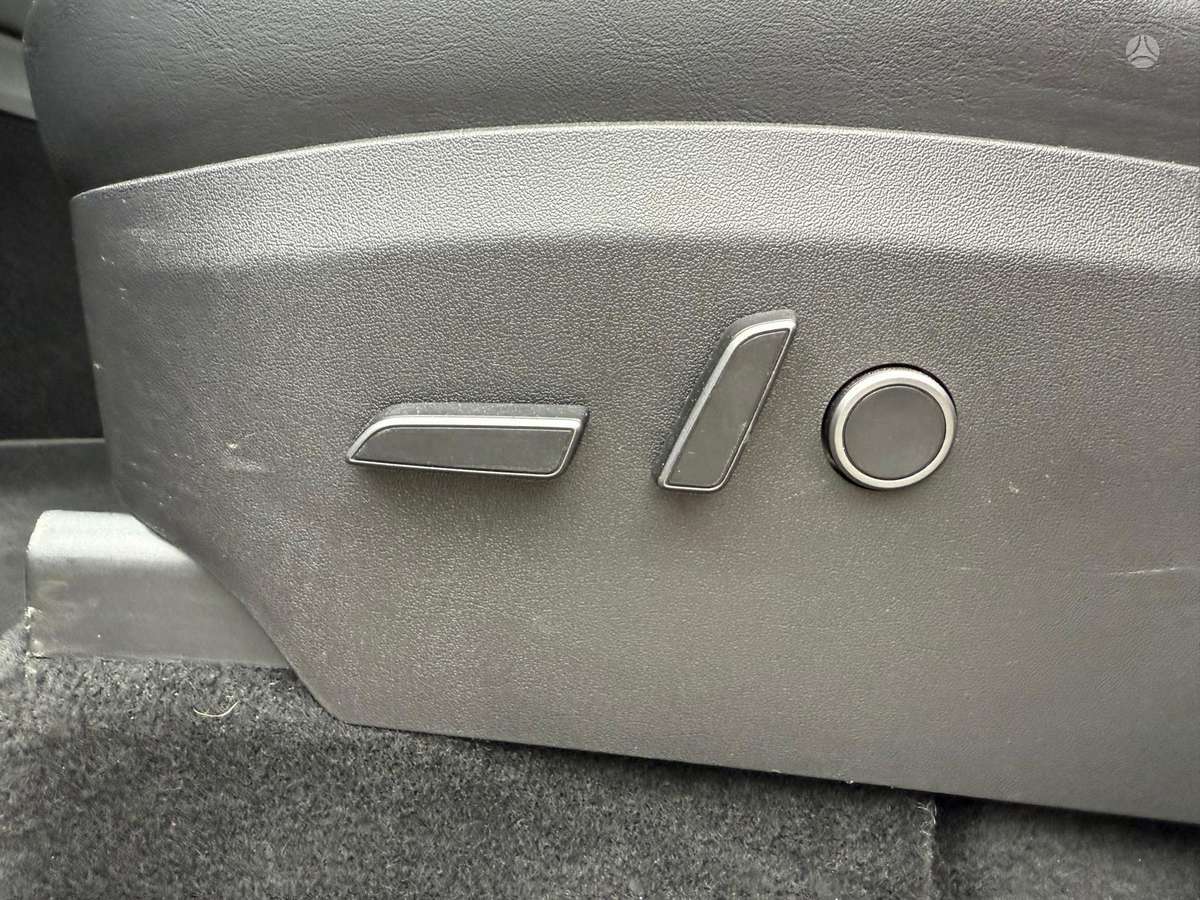Tesla Model Y, hatchback