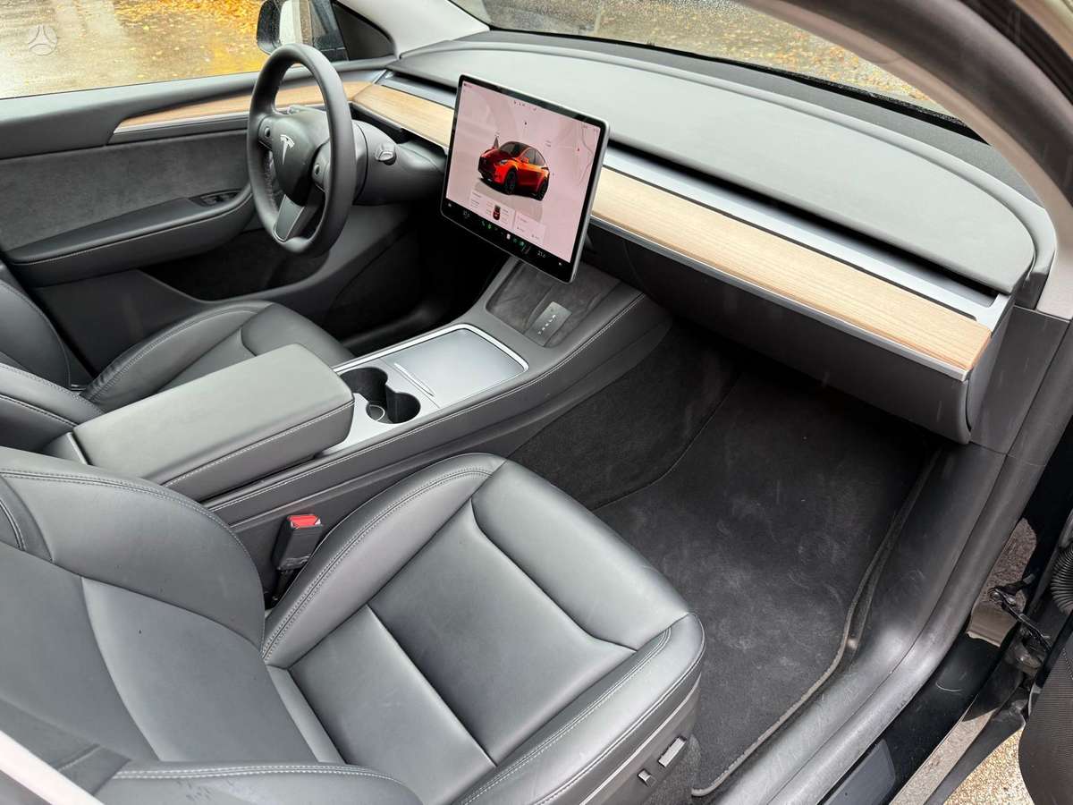 Tesla Model Y, hatchback