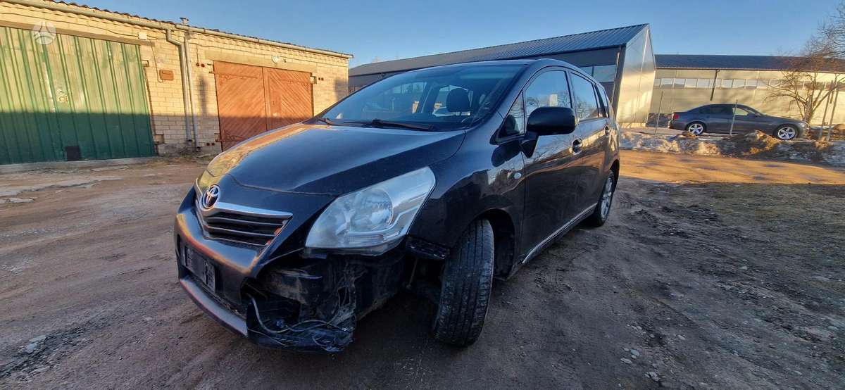 Toyota Verso dalimis. Dalimis
