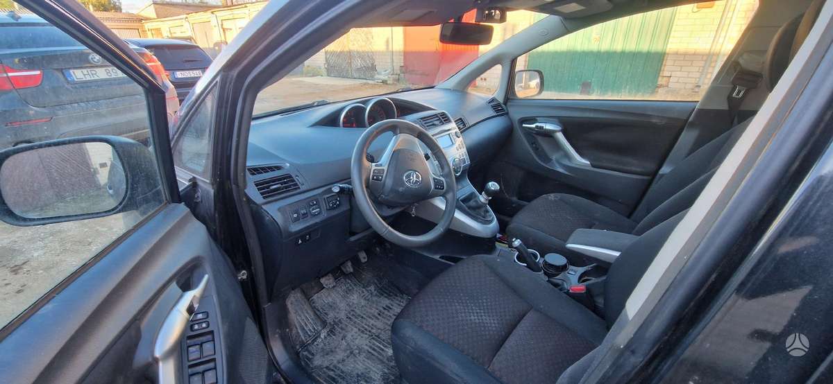 Toyota Verso dalimis. Dalimis