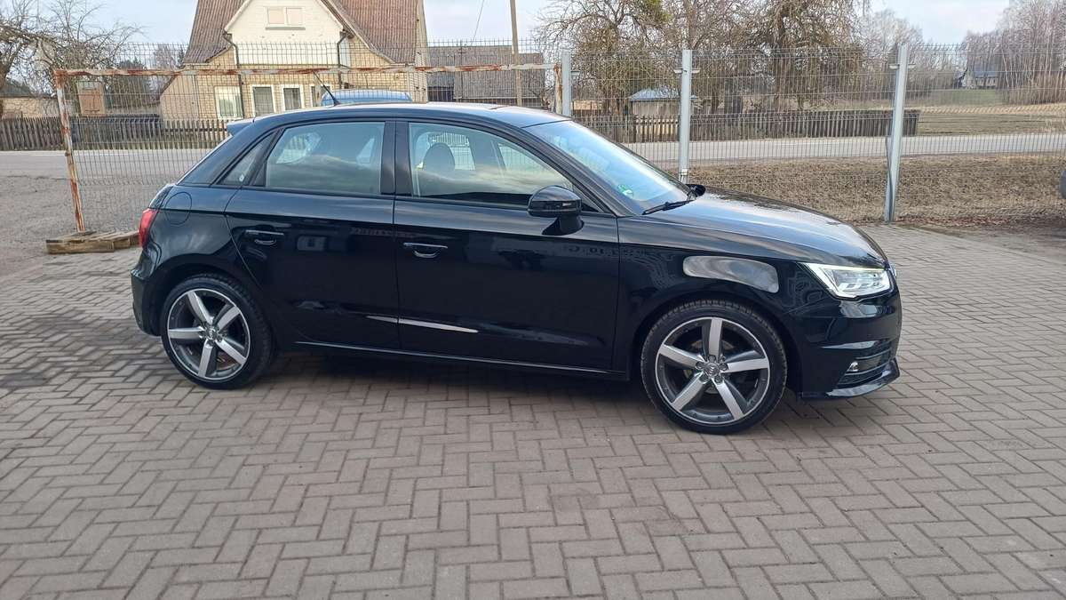 Audi A1, 1.0 l., hatchback