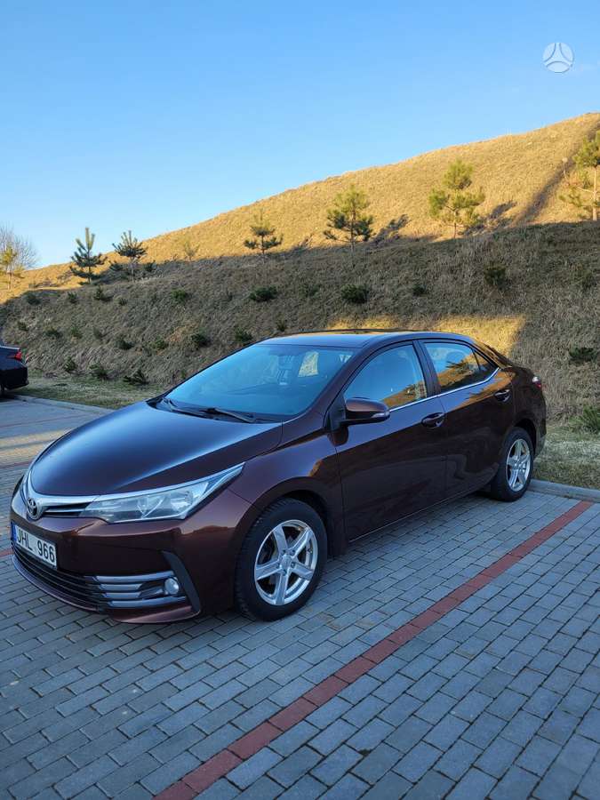 Toyota Corolla, Седан