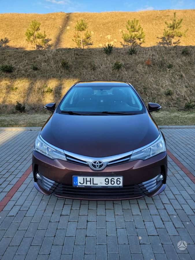 Toyota Corolla, saloon / sedan