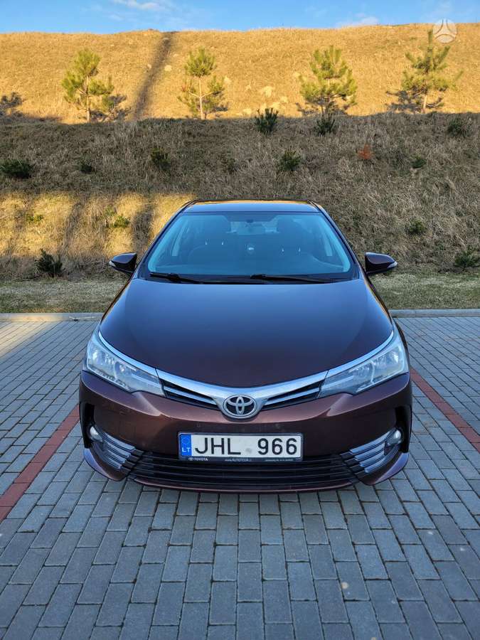 Toyota Corolla, Седан