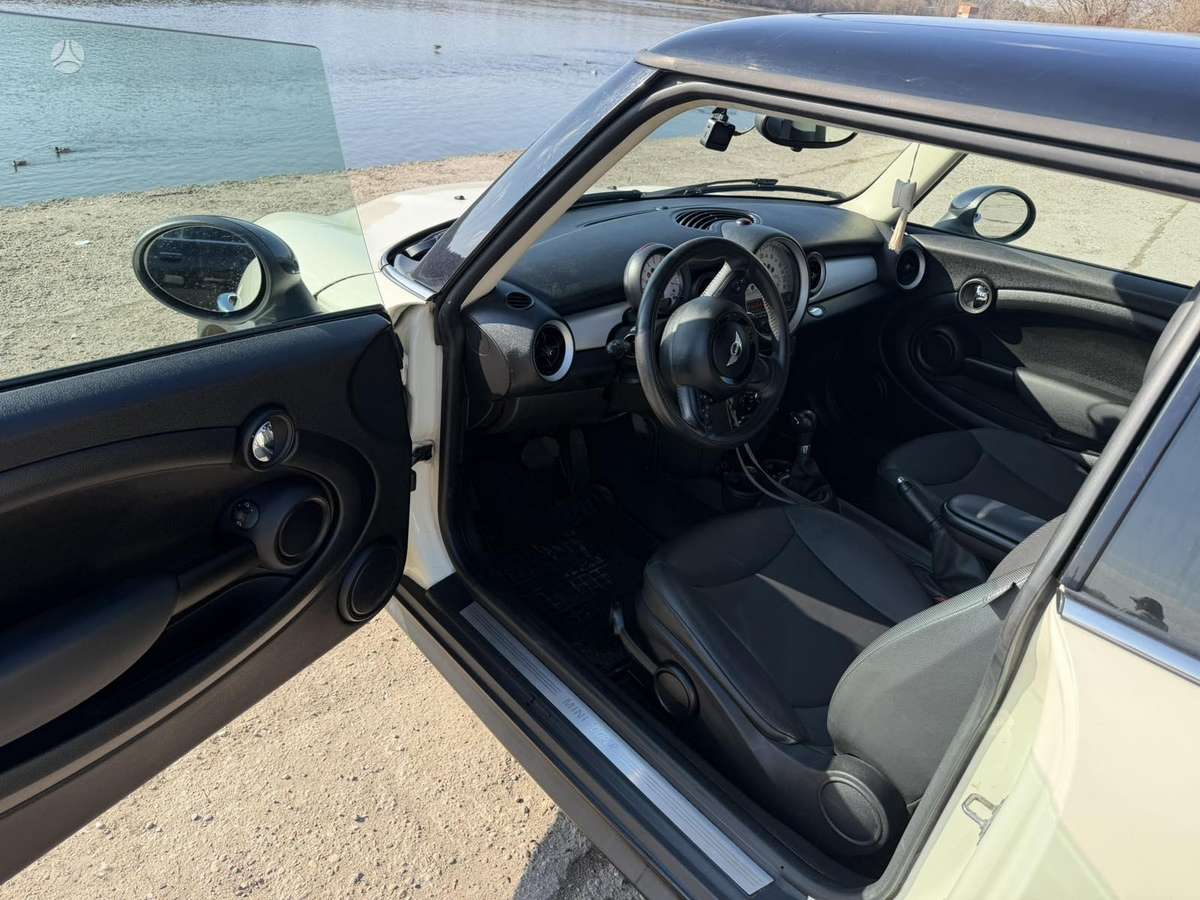 Mini Cooper, 1.6 l., hatchback