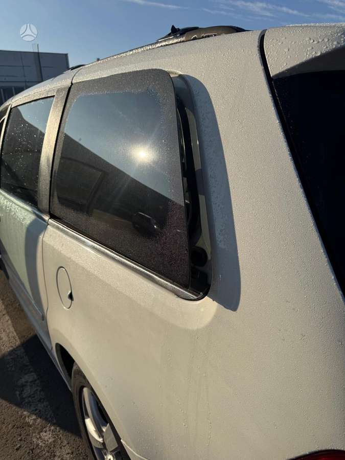 Volkswagen Routan - 4