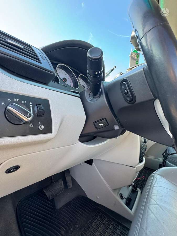Volkswagen Routan - 6