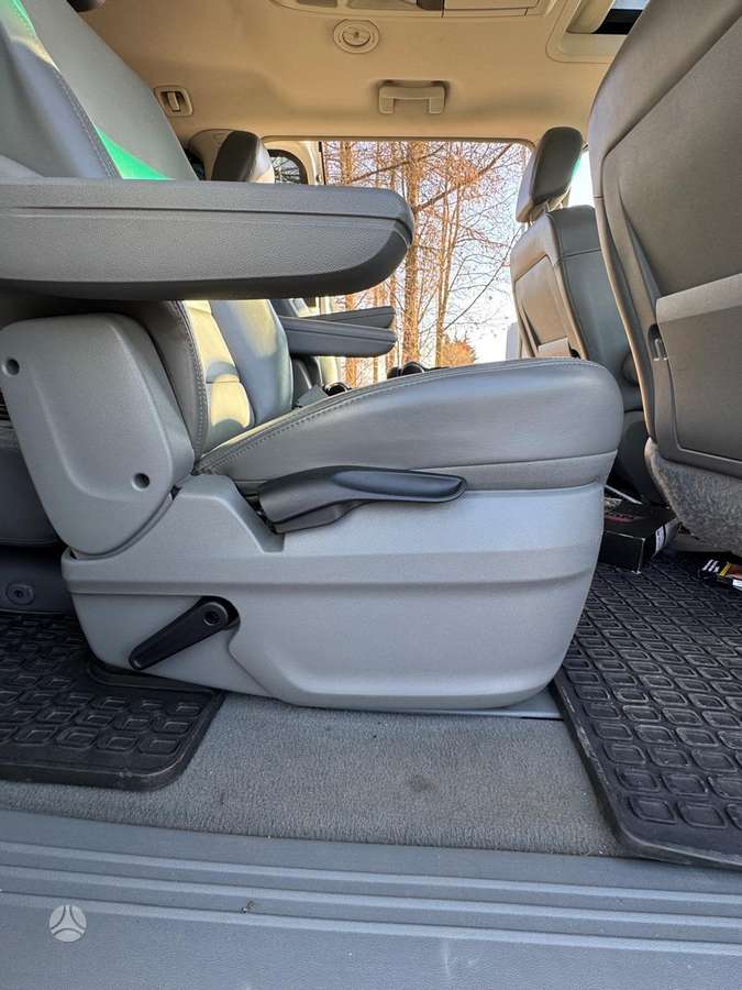 Volkswagen Routan - 7