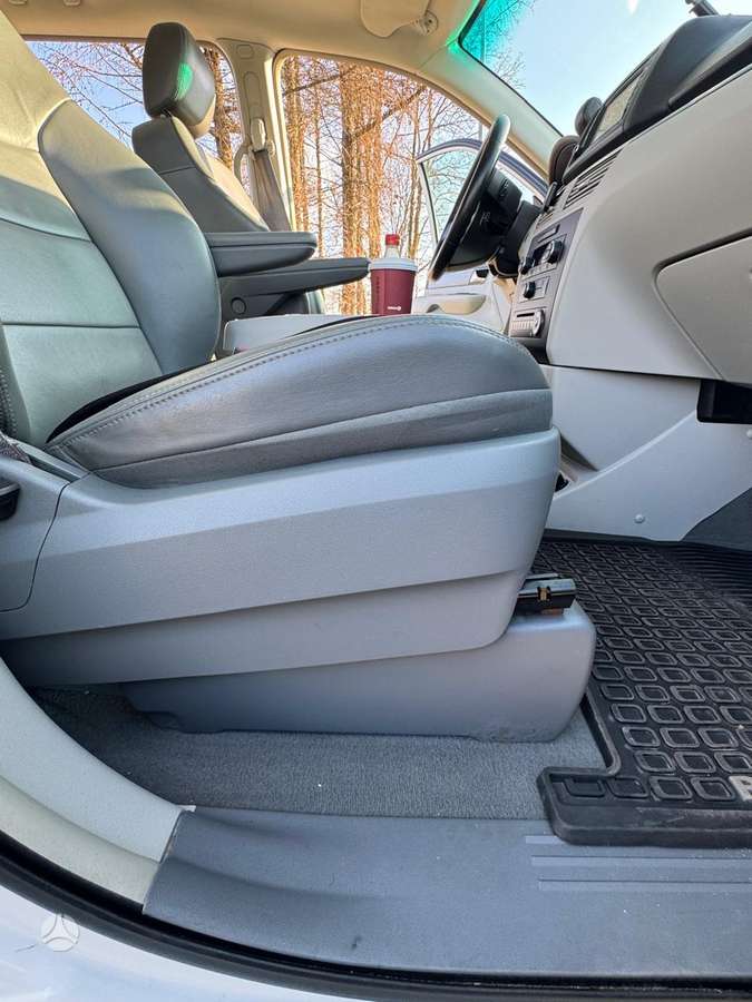 Volkswagen Routan - 8