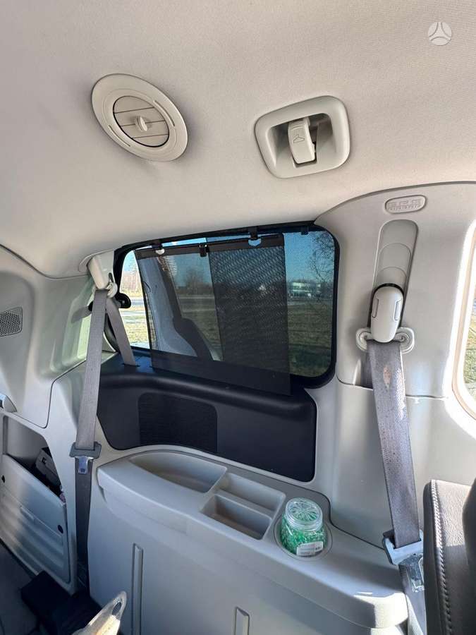 Volkswagen Routan - 10