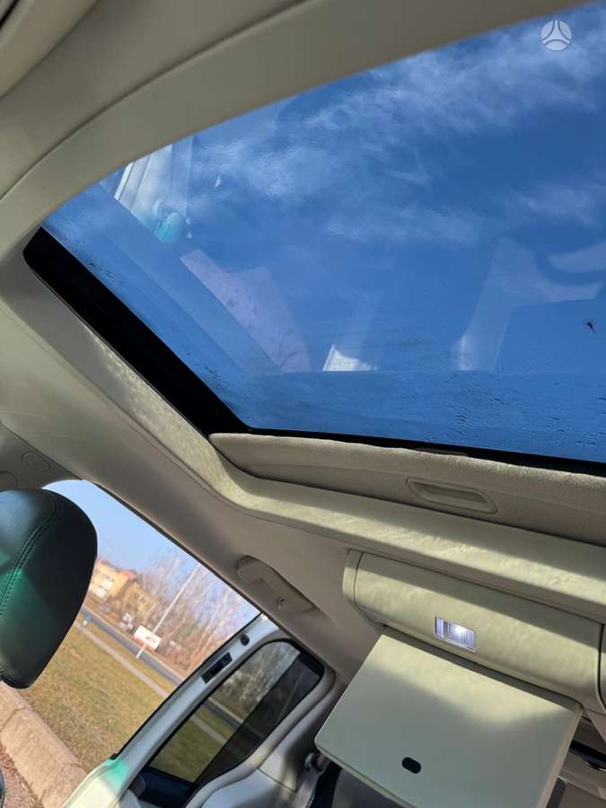 Volkswagen Routan - 11