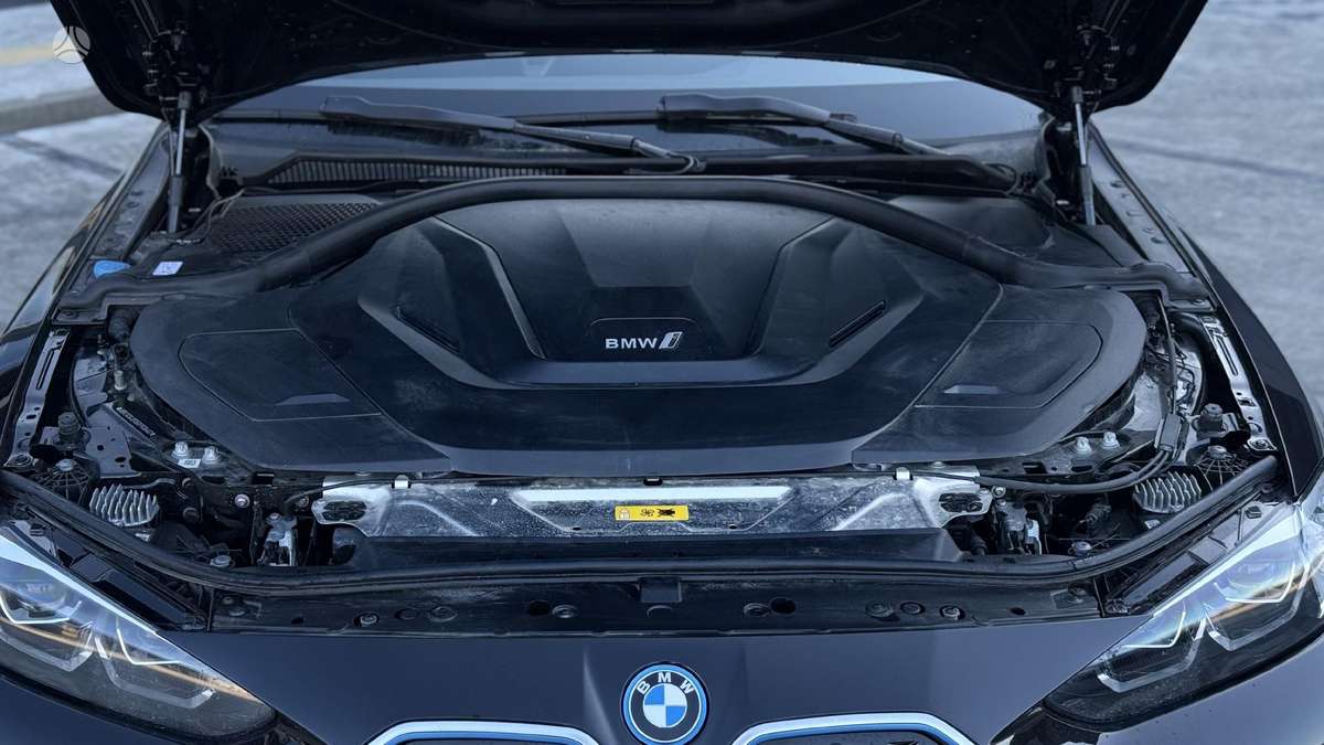 BMW i4, 70 кВт·ч, Седан