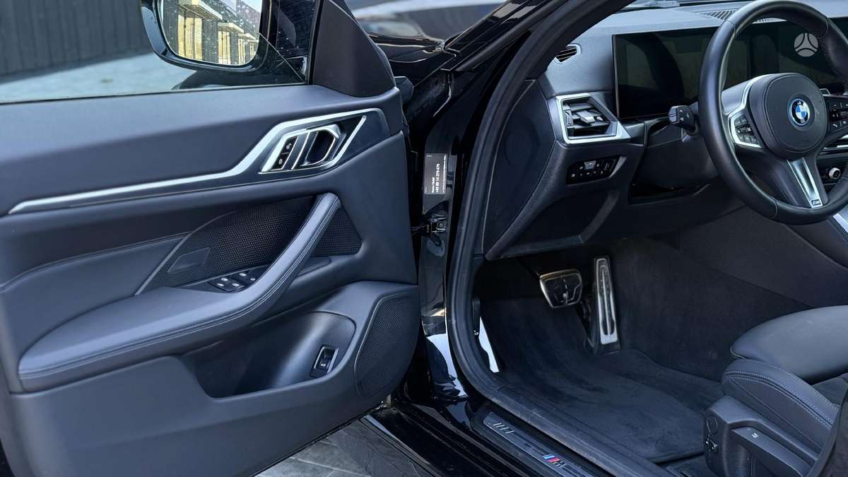 BMW i4, 70 кВт·ч, Седан