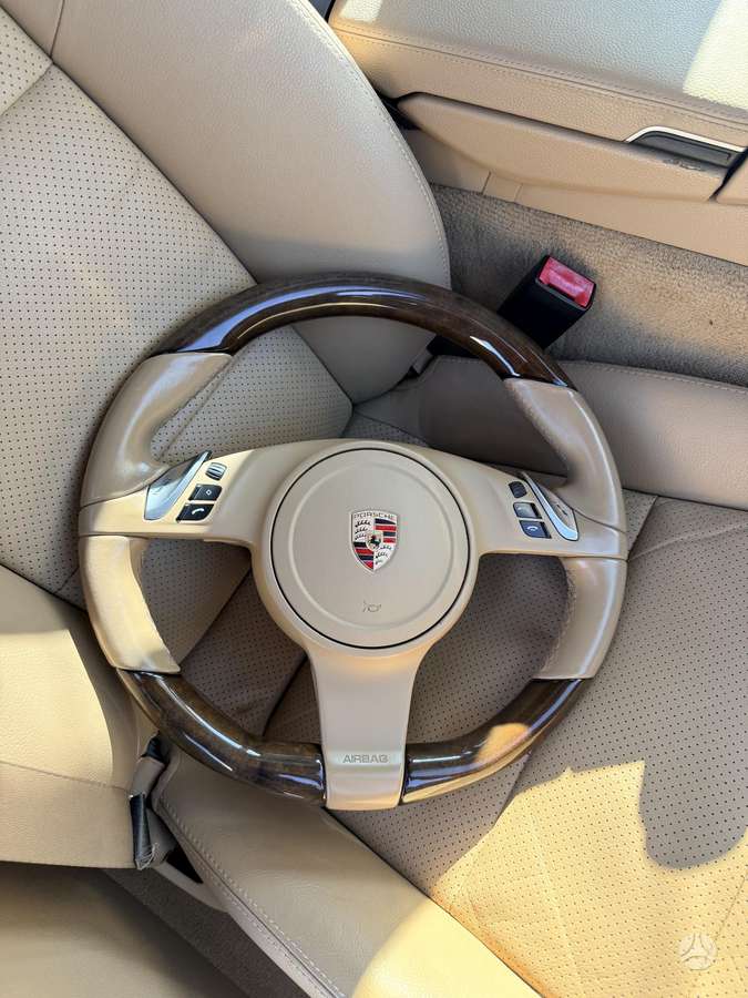 Porsche Panamera, Šildomas, stūres