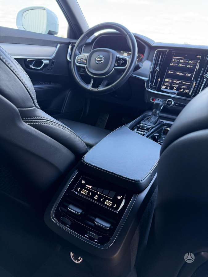Volvo V90 Cross Country - 11