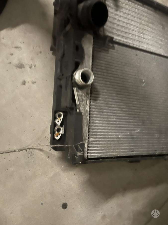 BMW 5 serija variklio aušinimo detalės