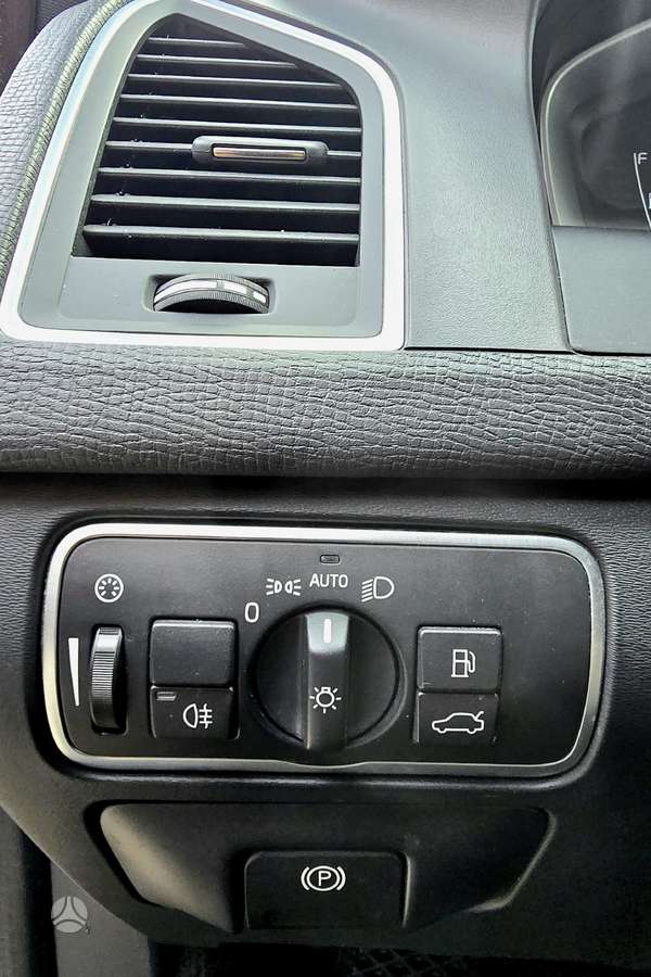 Volvo XC60, 2.0 l., off-road / crossover