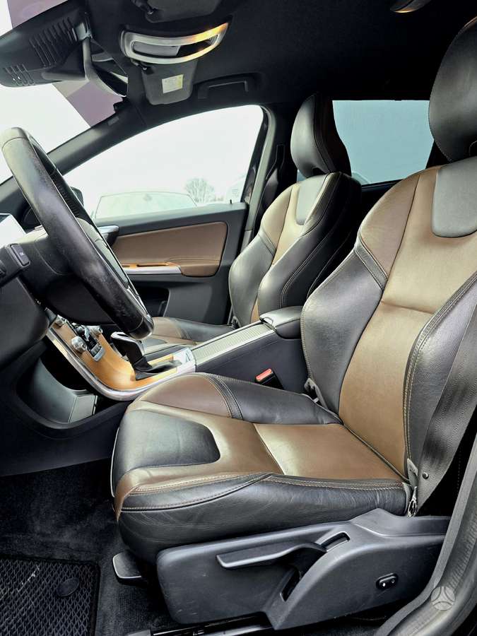 Volvo XC60, 2.0 l., off-road / crossover