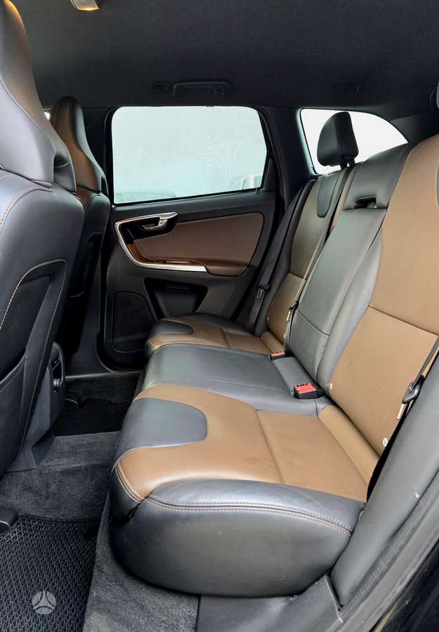 Volvo XC60, 2.0 l., off-road / crossover