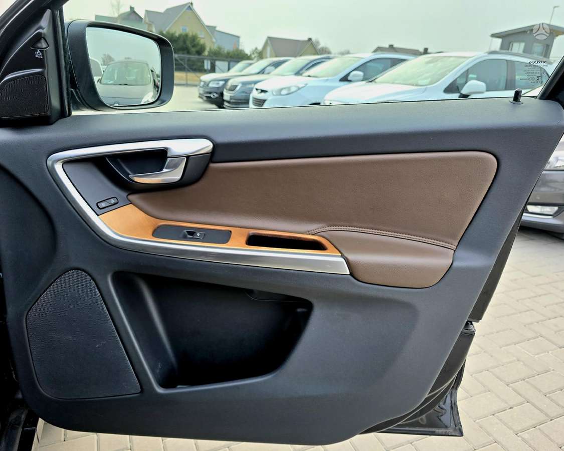 Volvo XC60, 2.0 l., off-road / crossover