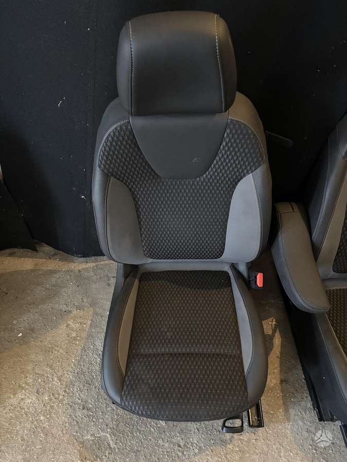 Opel Crossland X seats