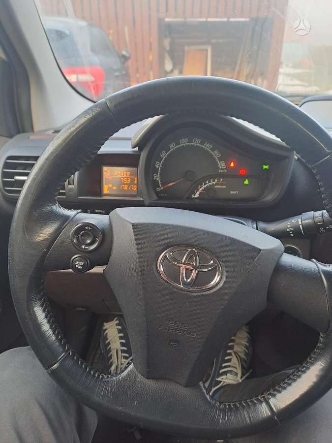 Toyota iQ, 1.0 l., hatchback