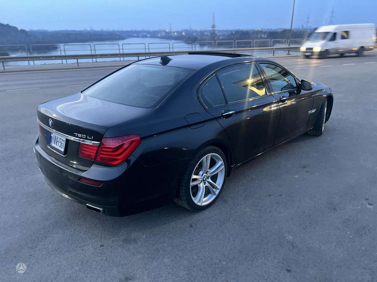BMW 750, 4.4 l., Седан