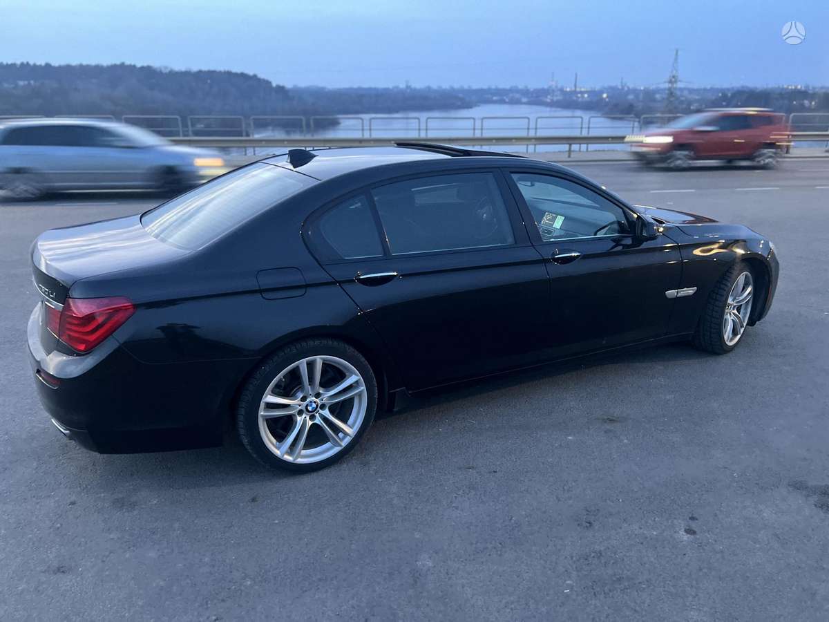 BMW 750, 4.4 l., Седан