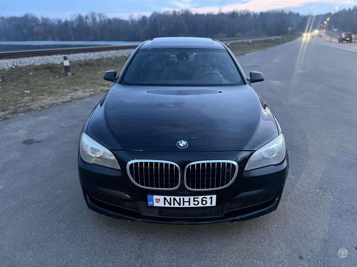 BMW 750, 4.4 l., Седан