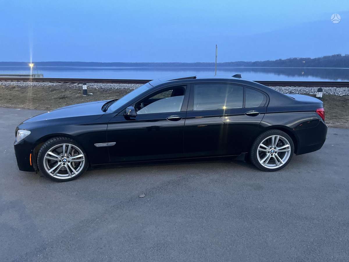 BMW 750, 4.4 l., Седан