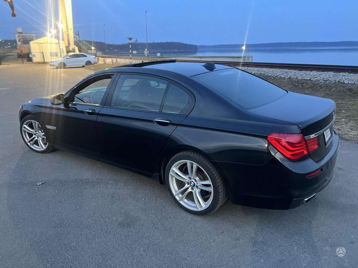 BMW 750, 4.4 l., Седан
