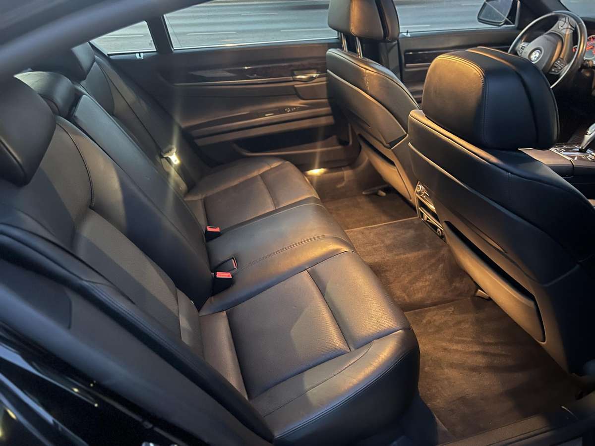 BMW 750, 4.4 l., Седан