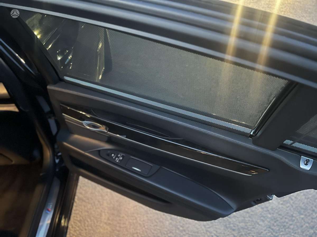 BMW 750, 4.4 l., Седан