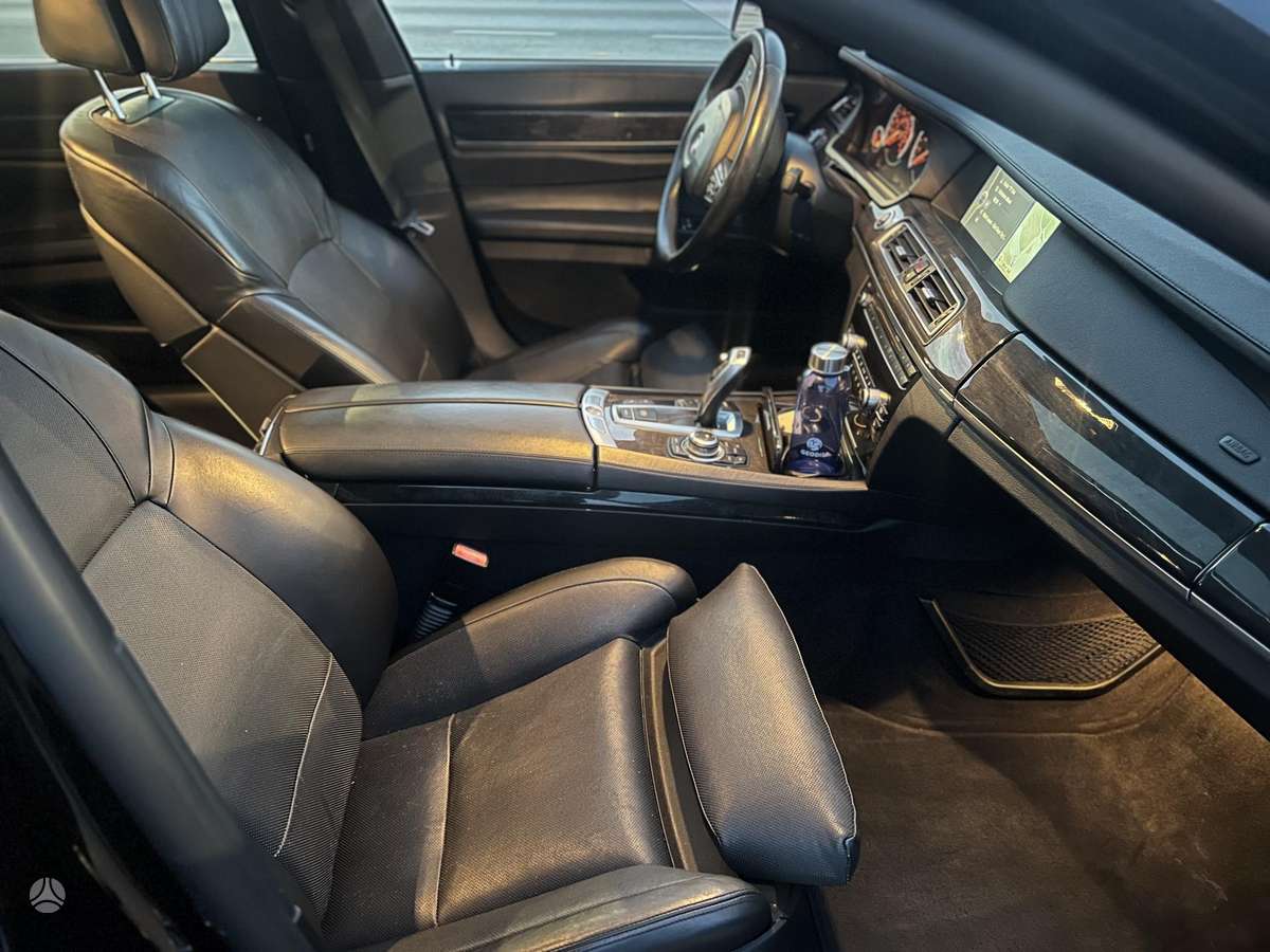 BMW 750, 4.4 l., Седан