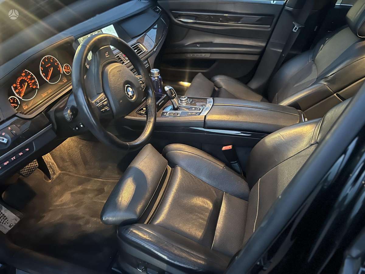 BMW 750, 4.4 l., Седан