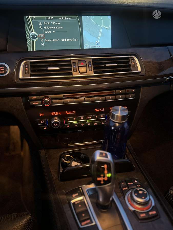 BMW 750, 4.4 l., Седан