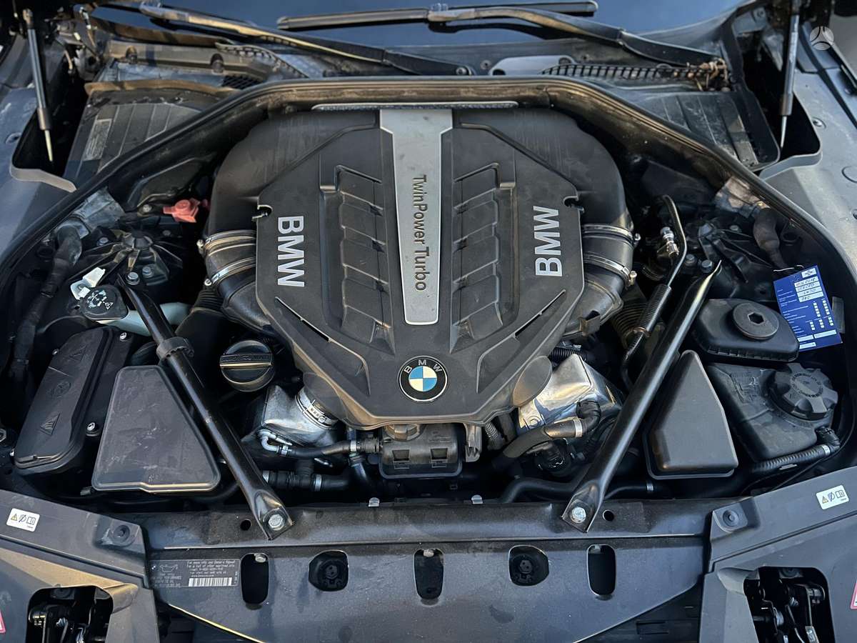 BMW 750, 4.4 l., Седан