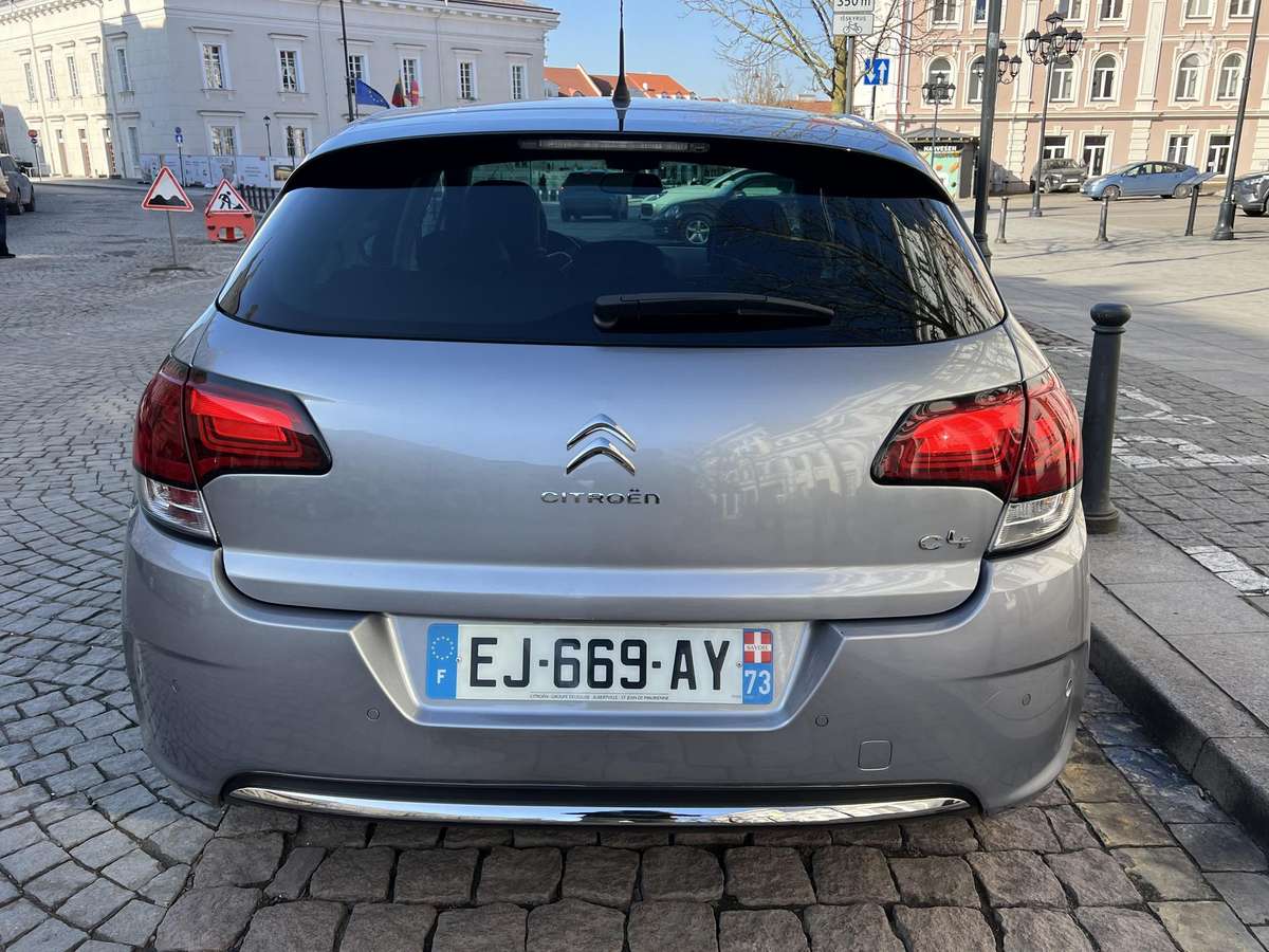 Citroen C4, 1.2 l., hatchback