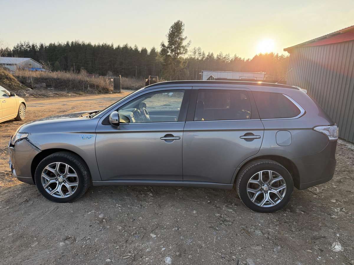 Mitsubishi Outlander по частям. Outlander phev dalimis