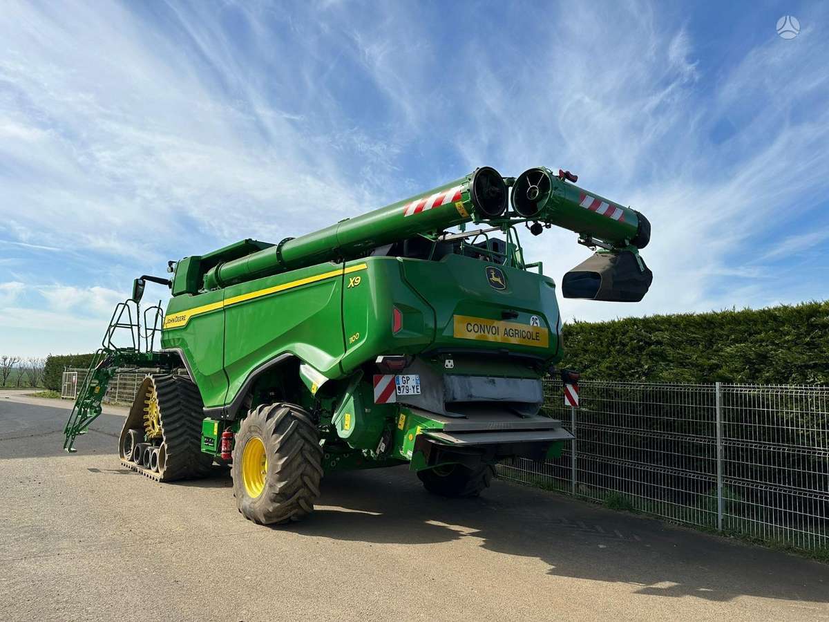 John Deere 9X1100, combine harvesters
