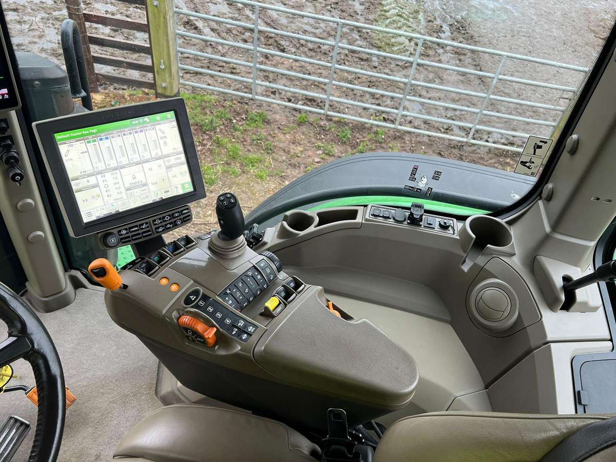 John Deere 7R310, traktoriai