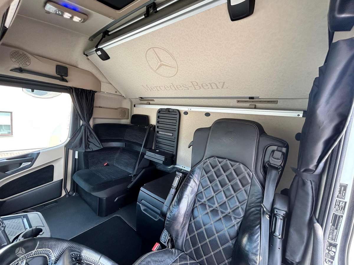 Mercedes-Benz ACTROS 2553, single sleeper