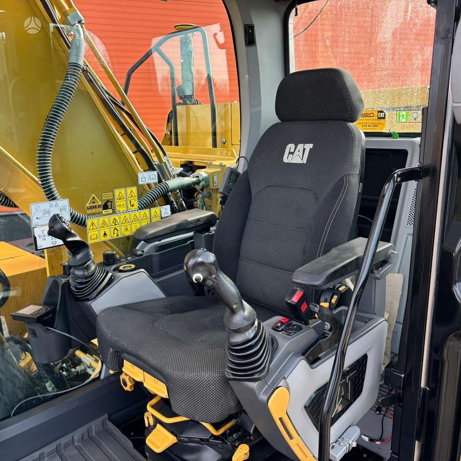 Caterpillar 320, excavator
