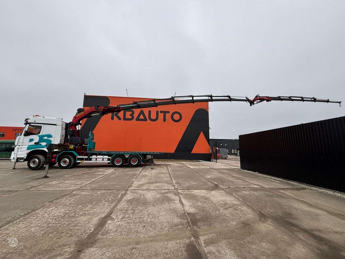 Mercedes-Benz Arocs 3258 8x4, su kranu