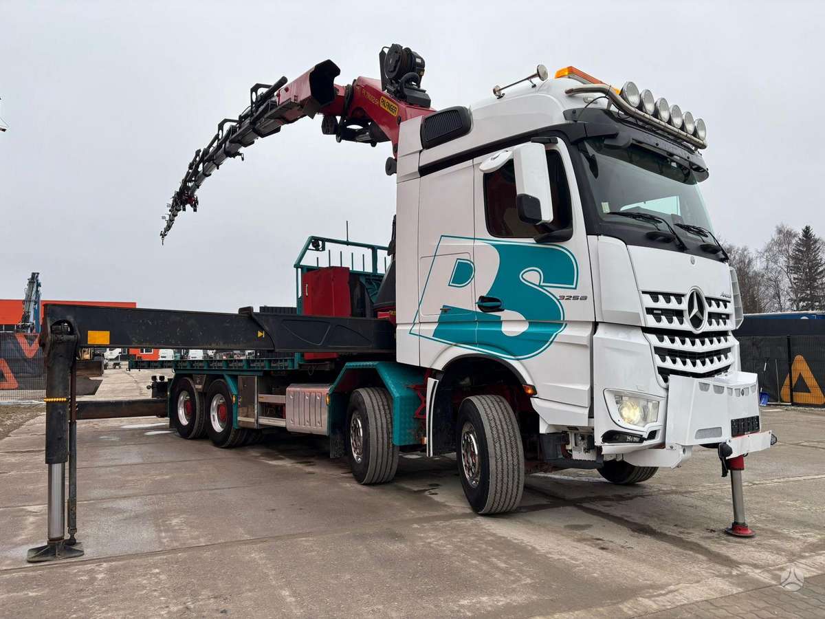 Mercedes-Benz Arocs 3258 8x4, su kranu