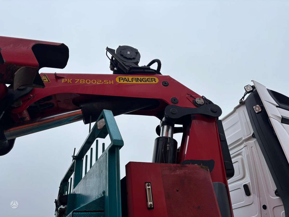 Mercedes-Benz Arocs 3258 8x4, su kranu