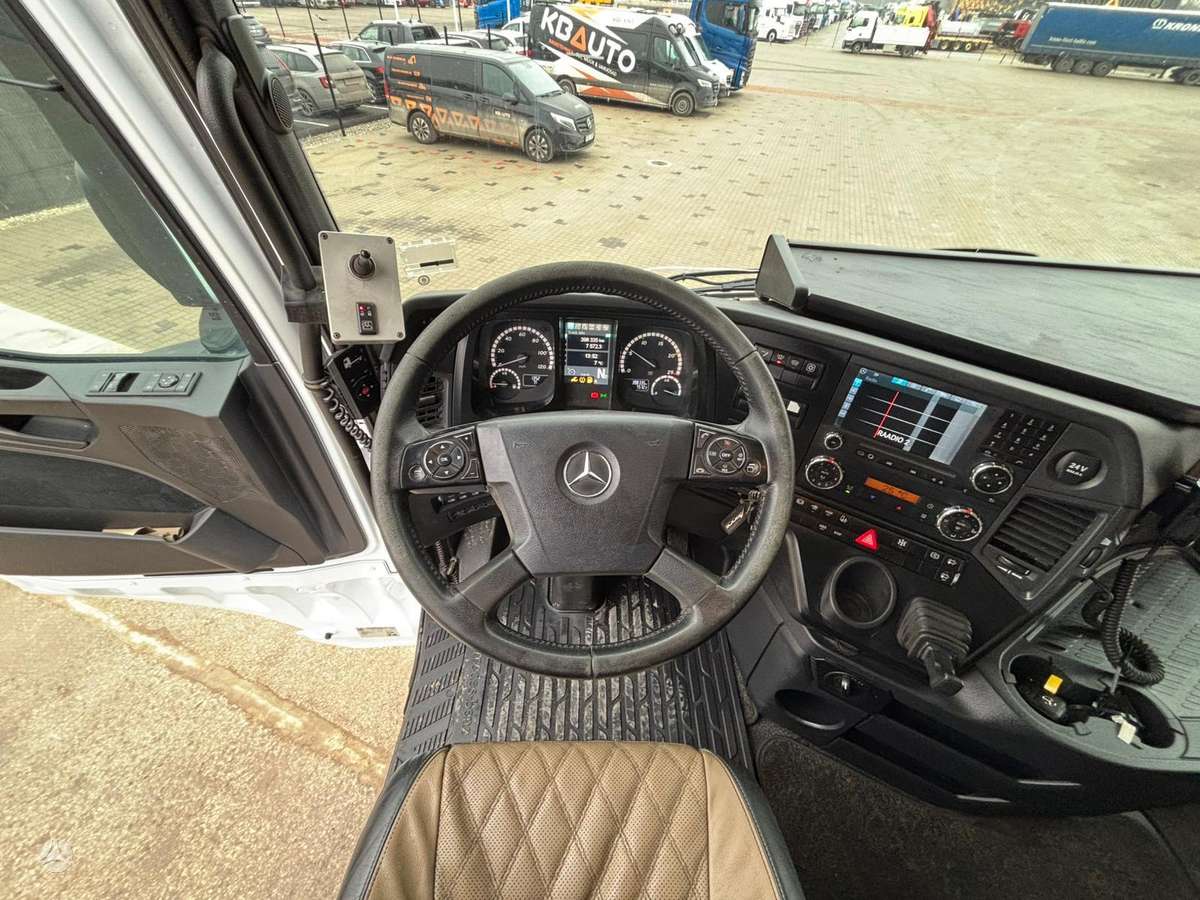 Mercedes-Benz Arocs 3258 8x4, su kranu