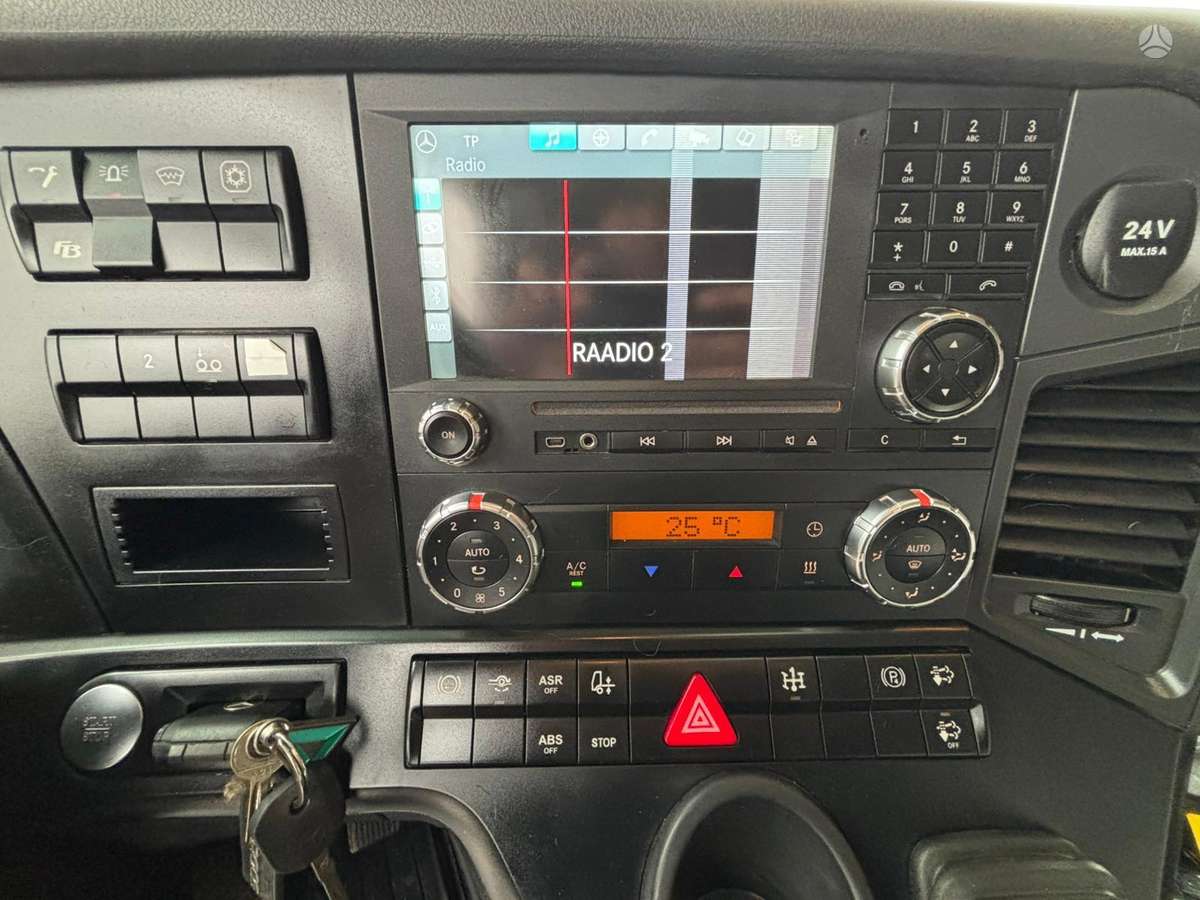 Mercedes-Benz Arocs 3258 8x4, su kranu