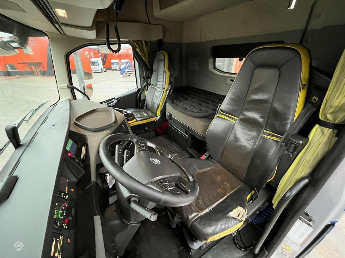 Volvo FH 16 650 8x4*4, шасси